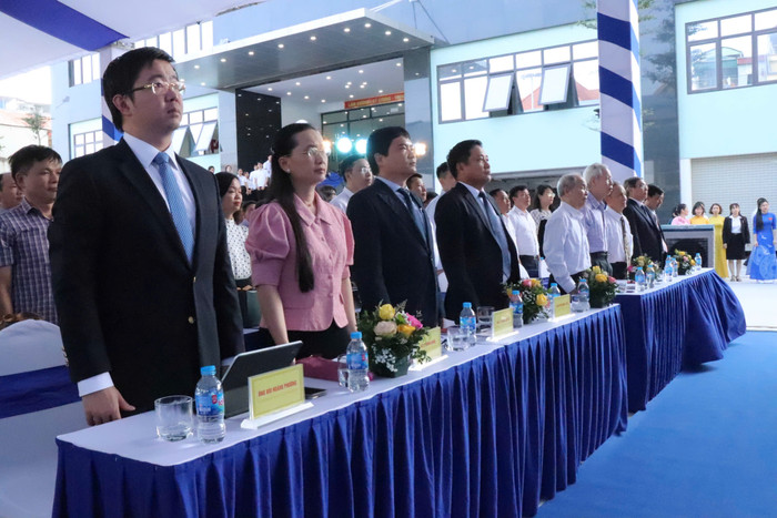 Các đại biểu làm lễ chào cờ. Ảnh: Thùy Trang. z6049121467826_9210b427d4af64def8817e048d7db0c5.jpg