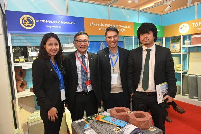Ông Hoàng Hà (thứ hai từ bên trái sang), thăm quan gian hàng trưng bày các sản phẩm Khoa học công nghệ tại Đại hội đại biểu toàn quốc lần thứ VIII của Liên hiệp các Hội Khoa học và kỹ thuật Việt Nam. Ảnh: website Trường Đại học Giao thông vận tải. 7_3.jpg