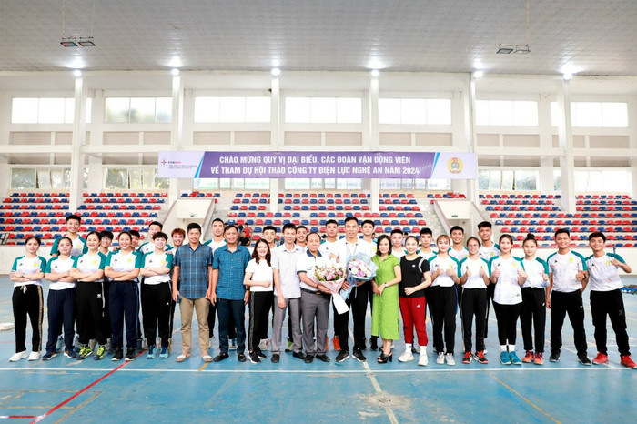 Thầy Nguyễn Trí Lục dẫn sinh viên ngành Giáo dục thể chất tham dự hội thao Công ty Điện lực Nghệ An. Ảnh: NVCC. 0edb0c7a348997d7ce98.jpg