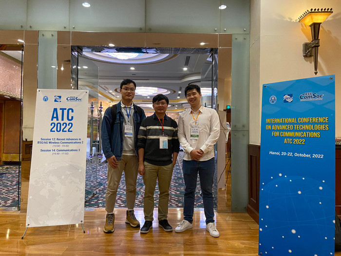 Thầy Chiến (ở giữa) cùng các sinh viên tham dự Hội nghị quốc tế về Công nghệ tiến tiến cho Truyền thông - ATC 2022. Ảnh: NVCC Anh5.jpg
