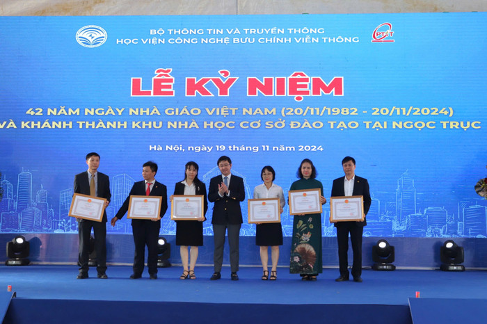 Ông Bùi Hoàng Phương - Thứ trưởng Bộ Thông tin và Truyền thông trao tặng danh hiệu Chiến sĩ thi đua của Bộ Thông tin và Truyền thông cho 7 cá nhân thuộc Học viện Công nghệ Bưu chính viễn thông. Ảnh: Thùy Trang. z6049130372623_e346e8cc90838d0a9c97163ab0e16b45.jpg