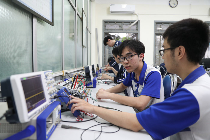 Các sinh viên Khoa Điện tử - Viễn thông trong giờ thực hành về Điện tử linh kiện bán dẫn. Ảnh: NVCC. Ảnh 5_Các SV Khoa ĐTV trong giờ thực hành về Điện tử_Linh kiện Bán dẫn_.jpg