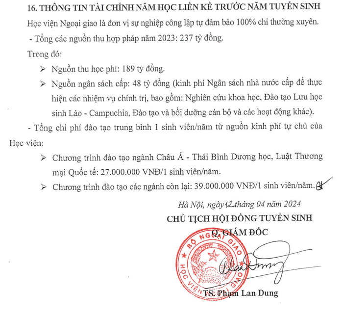 Đề án tuyển sinh năm 2024 của Học viện Ngoại giao chỉ có chữ ký xác nhận của Chủ tịch hội đồng tuyển sinh mà không có thông tin cán bộ kê khai. (Ảnh chụp màn hình) Ảnh màn hình 2024-06-12 lúc 11.48.15.png