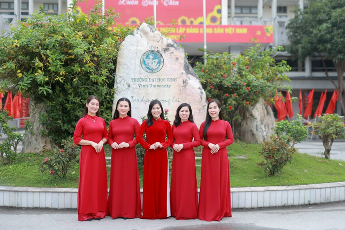Tiến sĩ Nguyễn Hồng Vinh (ở chính giữa) cùng các giảng viên Trường Đại học Vinh. Ảnh: NVCC 1f0e5588238983d7da98.jpg