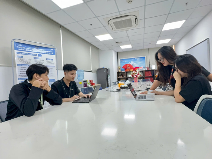 Nhóm sinh viên dự án "CareCab - Ứng dụng cung cấp dịch vụ hỗ trợ khách hàng khám chữa bệnh tại cơ sở y tế" trong một buổi họp bàn về dự án. Ảnh: NVCC. z5996669845471_b7374fb24a8ca812b4ed93b3323fb988.jpg