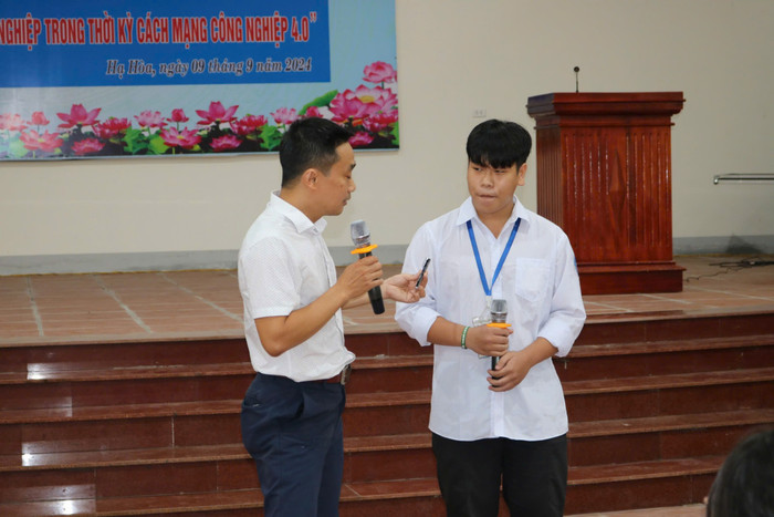 Các em tự tin lên sân khấu để giao lưu trực tiếp với diễn giả. Ảnh: Thùy Trang. GDVN_HH8.jpg