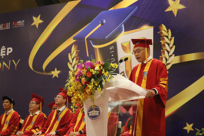 Phó giáo sư, Tiến sĩ Phạm Xuân Hoan - Phó bí thư Đảng ủy, Chủ tịch Hội đồng trường phát biểu tại buổi lễ. Ảnh: Thùy Trang GDVN_thầy xuân.JPG