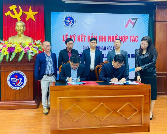 Lễ ký kết bản ghi nhớ hợp tác giữa Trường Đại học Vinh và Công ty Cổ phần Thương mại Dịch vụ và Xây dựng Kim An. Ảnh: NVCC. kí kết.jpg