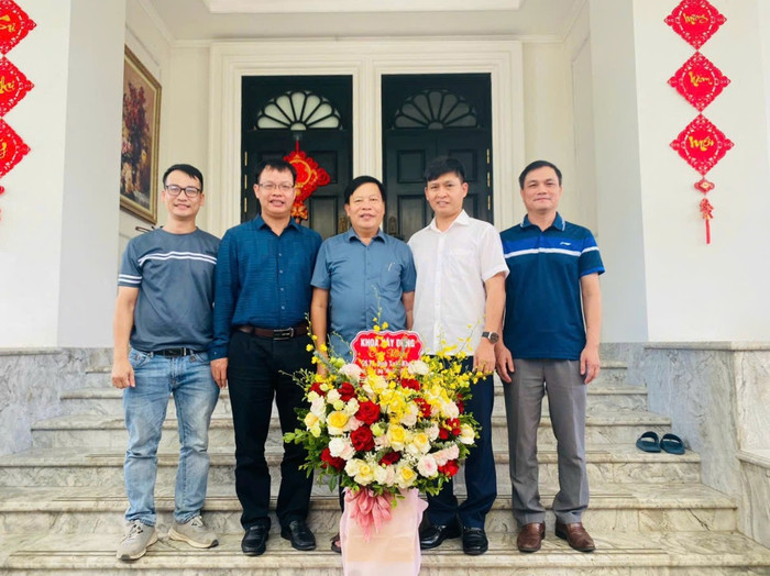 Phó giáo sư, Tiến sĩ Trần Ngọc Long, Trưởng khoa Khoa Xây dựng, Trường Đại học Vinh cùng các giảng viên Khoa Xây dựng. Ảnh: NVCC. xây dựng.jpg