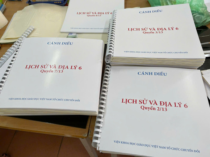 Những cuốn sách chữ nổi sau khi đã hoàn thiện. Ảnh: Trung tâm cung cấp. z6010479764547_c06aa86e813a1b7cb70b69fbcb3bf66d.jpg