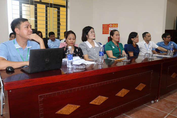 Các thầy cô trường Trung học phổ thông Hạ Hòa chăm chú lắng nghe những chia sẻ của diễn giả. Ảnh: Thùy Trang. GDVN_HH4.jpg