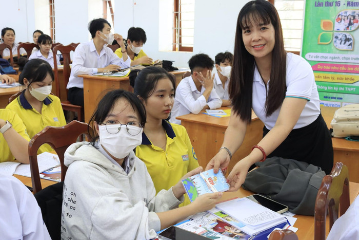 Học sinh Trường trung học phổ thông Hòa Hội trong buổi tư vấn hướng nghiệp cuối năm. Ảnh: NVCC. 799fd8d7289d8bc3d28c.jpg