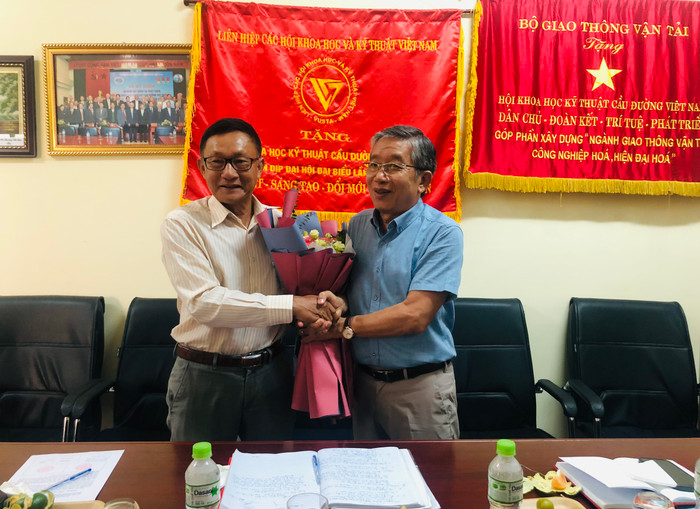 Phó giáo sư, Tiến sĩ Hoàng Hà (trái). Ảnh: Hội khoa học Kỹ thuật Cầu đường Việt Nam. z4645736774382_840ff0206f6cf54da623378cc205c63e.jpg