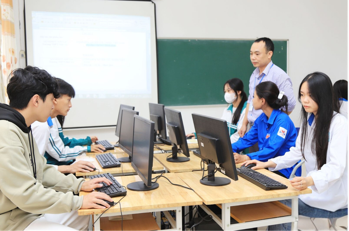 Giờ thực hành môn Tin học của thầy và trò Trường Trung học phổ thông Mộc Lỵ. Ảnh: Báo Sơn La Orange and Green Modern Solar Energy Facebook Cover-8.png