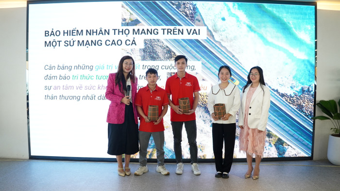 Các sinh viên Trường Cao đẳng Việt Mỹ Hà Nội tham gia thực tập tại các doanh nghiệp lĩnh vực bảo hiểm. Ảnh: NVCC. Sinh viên đi thực tập DN.JPG