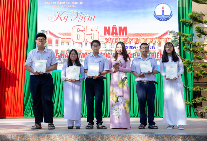 Cô Nguyễn Thị Huế, Hiệu trưởng Trường Trung học phổ thông Vũng Tàu (áo dài hồng). Ảnh: NVCC. images1574249_THPT_VT.jpg