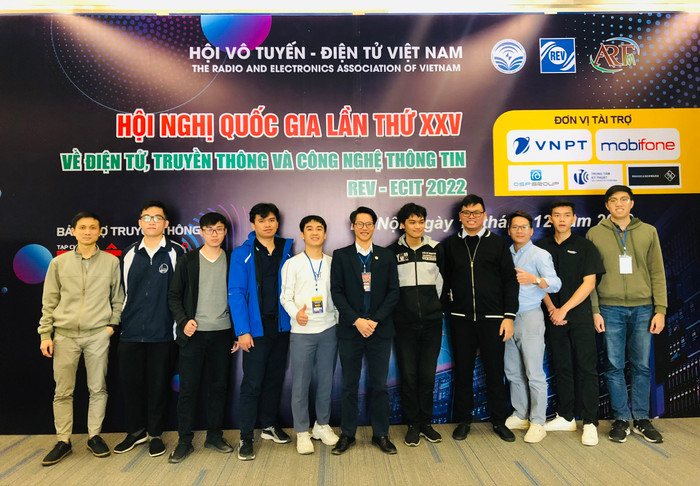 Sinh viên ngành Kỹ thuật Robot, Trường Đại học Công nghệ, Đại học Quốc gia Hà Nội tại Hội nghị Quốc gia về Điện tử, Truyền thông và Công nghệ thông tin năm 2022. Ảnh: NVCC. d2356853f513504d0902.jpg