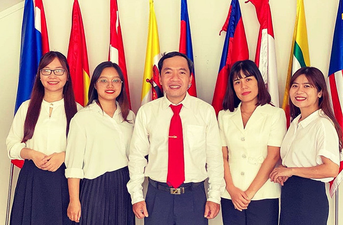 Thạc sĩ Phan Trọng Bình (chính giữa) cùng các giảng viên trong Tổ tiếng Thái Lan, Trường Đại học Ngoại ngữ, Đại học Đà Nẵng. Ảnh: NVCC. 57631cb95194f3caaa85.jpg