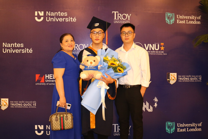 Tân cử nhân ghi lại khoảnh khắc đáng nhớ cùng gia đình. Ảnh: Thùy Trang GDVN_ PHỤ HUYNH HS.JPG