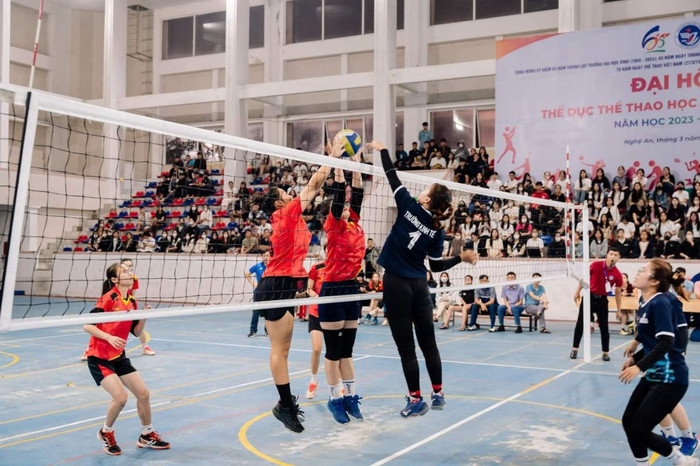 Sinh viên ngành Giáo dục thể chất - Trường Đại học Vinh (đội màu cam) tham gia thi đấu bộ môn bóng chuyền trong Đại hội Thể dục thể thao học sinh - sinh viên năm 2023-2024. Ảnh: NVCC. 009a7ba74254e10ab845.jpg