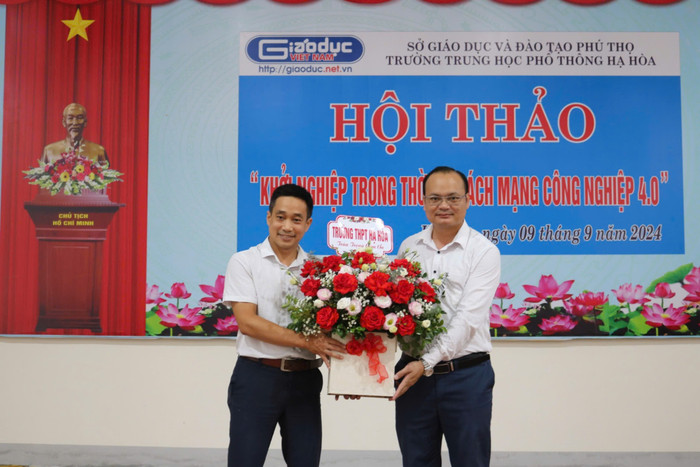Thầy Nguyễn Anh Tuân - Hiệu trưởng nhà trường có bó hoa tươi thắm gửi tới diễn giả Nguyễn Trọng Tùng. Ảnh: Thùy Trang. GDVN_HH1.jpg