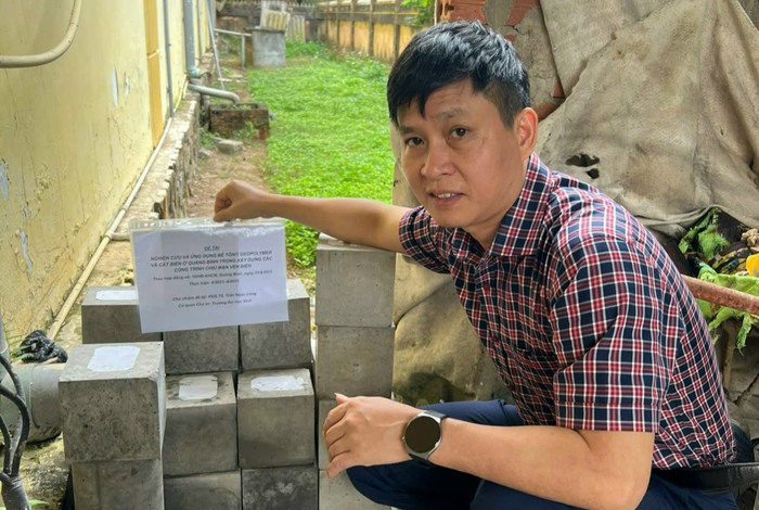 Phó giáo sư, Tiến sĩ Trần Ngọc Long với các khối bê tông trong Đề tài Nghiên cứu và ứng dụng bê tông Geopolymer và cát biển ở Quảng Bình trong xây dựng các công trình chịu mặn ven biển. Ảnh: NVCC. Thầy Long 2.jpg