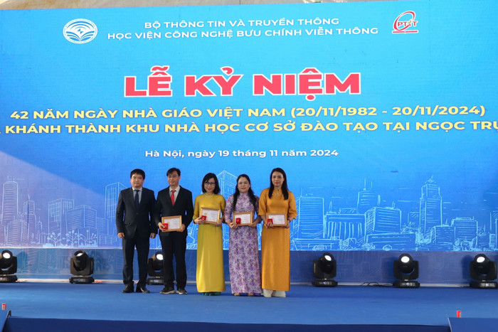 Phó Giáo sư, Tiến sĩ Đặng Hoài Bắc - Giám đốc Học viện trao tặng kỷ niệm chương các của Bộ Giáo dục và Đào tạo cho các các nhân của Học viện Công nghệ Bưu chính Viễn thông. Ảnh: Thùy Trang. z6049192878339_1ee63976a2783b4df39efb95e1b83035.jpg