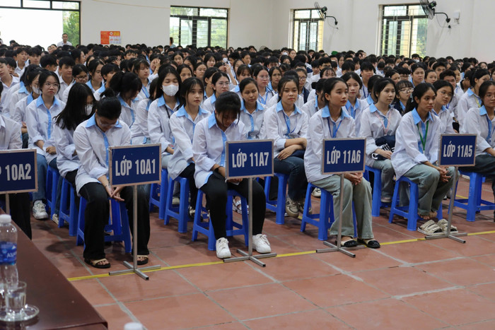 Gần 1.000 học sinh của Trường Trung học phổ thông Hạ Hòa tham dự hội thảo. Ảnh: Thùy Trang. GDVN_HH2.jpg