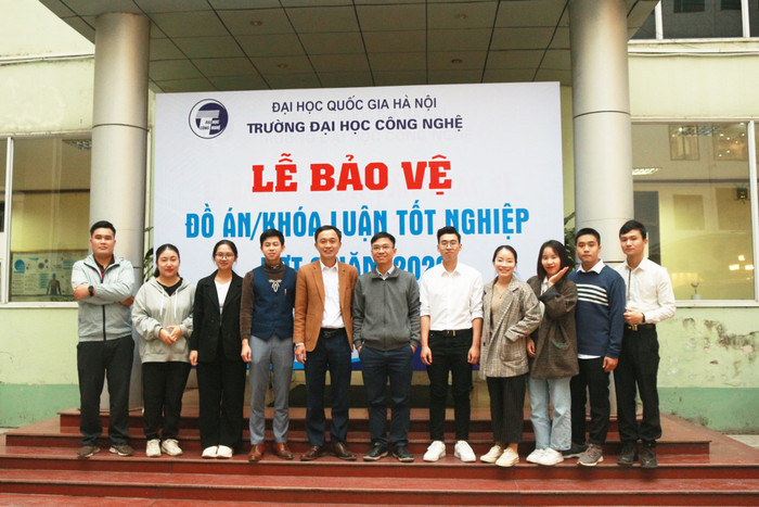 Tiến sĩ Bùi Đình Tú (thứ năm từ trái sang), Phó chủ nhiệm Khoa Vật lý kỹ thuật và Công nghệ nano, Trường Đại học Công nghệ, Đại học Quốc gia Hà Nội cùng các sinh viên của khoa. Ảnh: NVCC. 131233893_4211498878866468_6952707886316185217_o.jpg