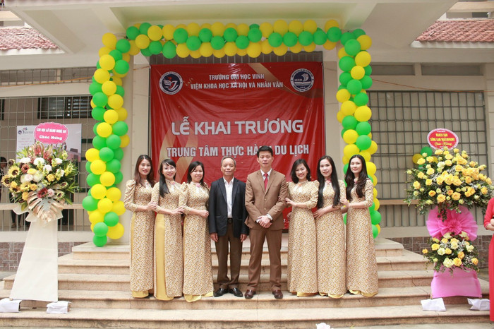 Tiến sĩ Nguyễn Hồng Vinh (thứ 3 từ phải sang) cùng các giảng viên chụp ảnh trong lễ khai trương Trung tâm thực hành du lịch. Ảnh: NVCC. ab7436df03eda0b3f9fc.jpg