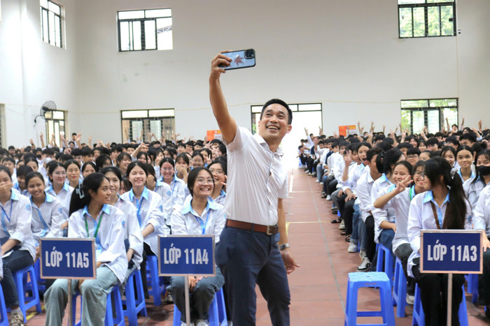 Kết thúc hội thảo, diễn giả Nguyễn Trọng Tùng và gần 1000 em học sinh Trường Trung học phổ thông Hạ Hòa vui vẻ chụp ảnh. Ảnh: Thùy Trang. GDVN_HH12.jpg