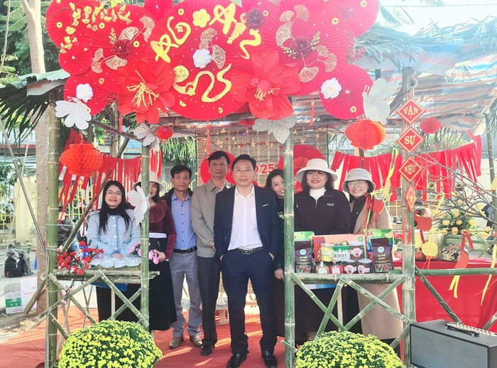 Thầy cô Trường Trung học phổ thông Tô Hiệu chụp ảnh kỷ niệm tại Hội chợ Xuân Ất Tỵ 2025. Ảnh: NVCC. 474144408_1166151972183242_1257960319053184573_n.jpg