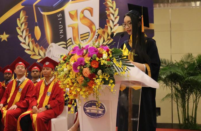 Sinh viên Nguyễn Thảo Vi - thủ khoa tốt nghiệp ngành Hệ thống thông tin quản lý đại diện cảm ơn các thầy cô giáo. Ảnh: Thùy Trang. GDVN_XUẤT SẮC PHÁT BIỂU.JPG