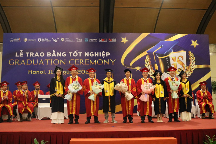 Các tân cử nhân đại diện tặng những bó hoa tươi thắm nhất đến thầy, cô của trường. Ảnh: Thuỳ Trang. gdvn_xuất sắc tặgn hoa.JPG