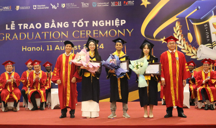 Thầy cô ban giám hiệu tặng giấy khen cho các tân cử nhân đạt thành tích xuất sắc trong toàn khóa học. Ảnh: Thùy Trang. gdvn_XUẤT SẮC.JPG