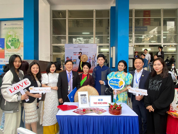 Sinh viên ngành Quản lý văn hóa Trường Đại học Sư phạm Nghệ thuật Trung ương cùng lãnh đạo trường, lãnh đạo khoa trong ngày hội tư vấn việc làm do trường tổ chức. Ảnh: NVCC 5b6c84c304c5a49bfdd4.jpg