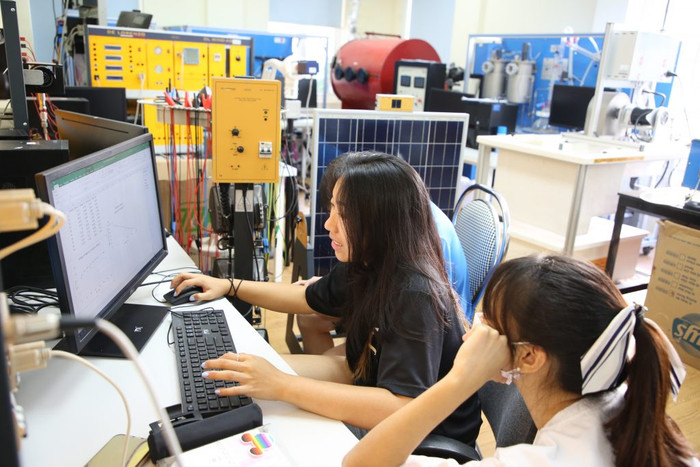 Sinh viên Trường Đại học Công nghệ, Đại học Quốc gia Hà Nội tham gia thực hành trong phòng thí nghiệm của trường. Ảnh: website trường. 1R3A3887-1024x683.jpg