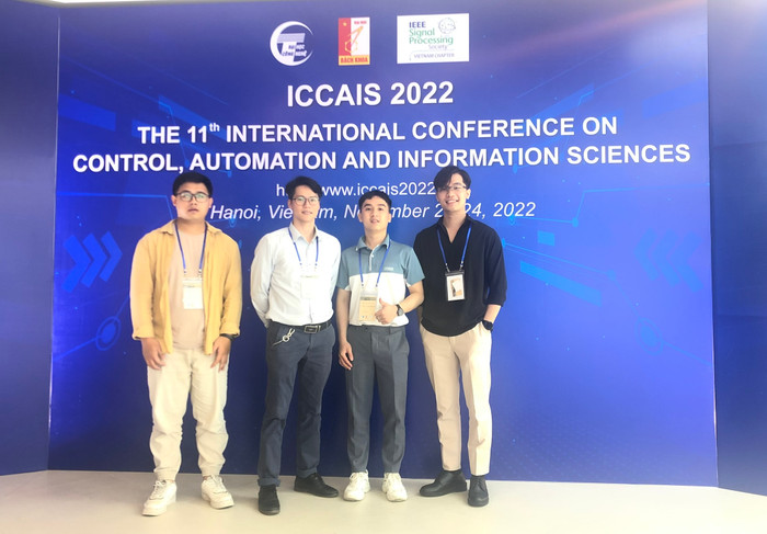 Sinh viên ngành Kỹ thuật Robot, Trường Đại học Công nghệ, Đại học Quốc gia Hà Nội tại Hội nghị Quốc tế về Điều khiển, Tự động và Khoa học Thông tin năm 2022. Ảnh: NVCC. 0a04fe147e54db0a8245.jpg