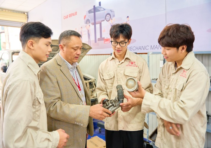 Sinh viên ngành Công nghệ Kỹ thuật Ô tô, Trường Cao đẳng Việt Mỹ. Ảnh: NVCC. cao-dang-viet-my-tuyen-sinh-2024-8645-2.jpeg