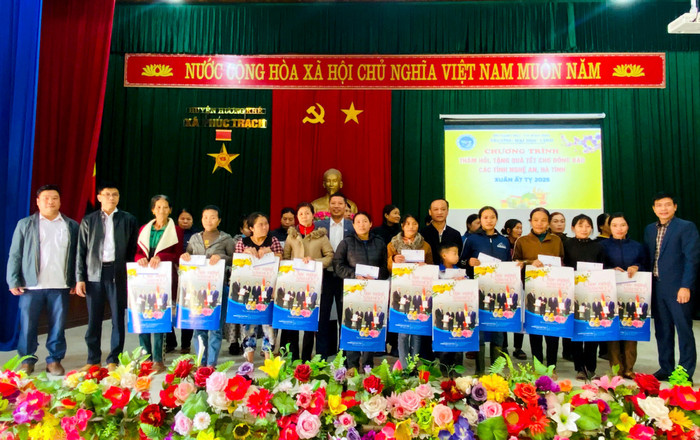 Đoàn công tác Trường Đại học Vinh tặng quà tại xã Phúc Trạch, huyện Hương Khê, tỉnh Hà Tĩnh. Ảnh: NVCC. Tetambs(1).jpg