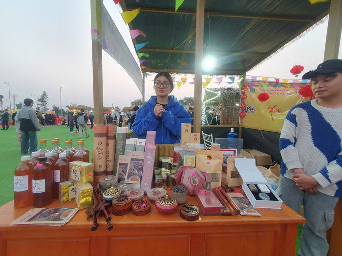 Đa dạng các mặt hàng là kết quả nghiên cứu của sinh viên, giảng viên Học viện Nông nghiệp Việt Nam tại Hội chợ xuân 2025. Ảnh: Thùy Trang. GDVN_07.jpg