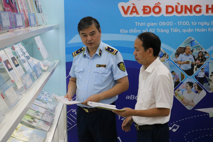 Ông Nguyễn Đức Lê - Phó cục trưởng Cục nghiệp vụ Quản lý thị trường, Tổng cục Quản lý thị trường (bên trái) và Phó giáo sư, Tiến sĩ Nguyễn Văn Tùng - Phó tổng biên tập Nhà xuất bản Giáo dục Việt Nam (bên phải). 20240820162705_IMG_2848.JPG