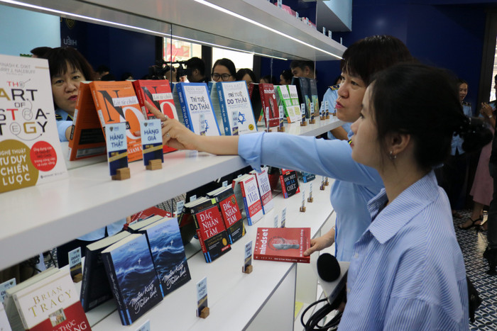 Cán bộ hướng dẫn người tiêu dùng cách check sách thật - giả. 20240820154137_IMG_2815.JPG