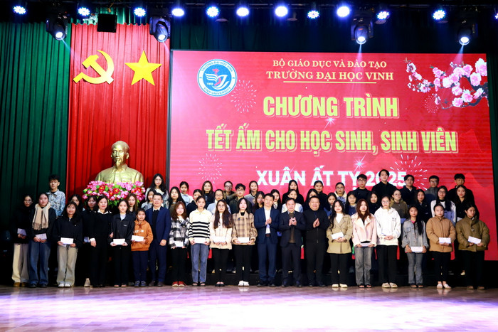 Chương trình "Tết ấm cho học sinh, sinh viên - Ất Tỵ 2025". Ảnh: NVCC. Tetam2025(18).JPG