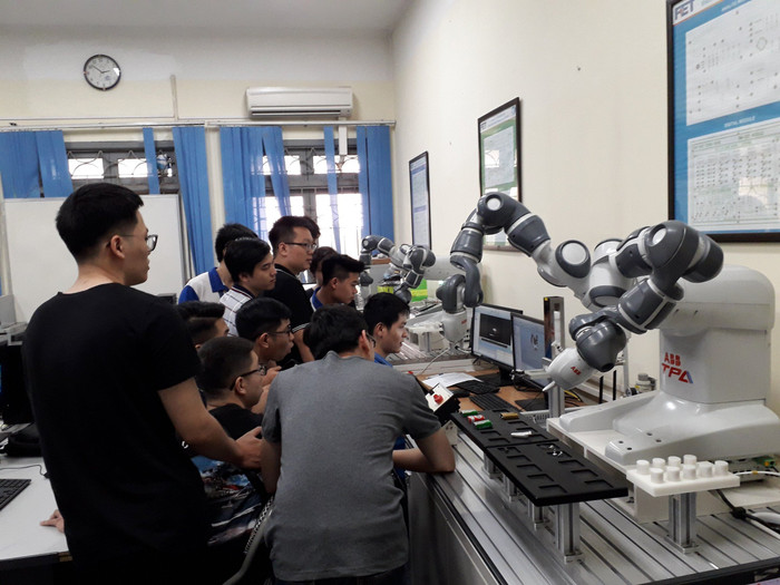 Sinh viên ngành Kỹ thuật Robot, Trường Đại học Công nghệ, Đại học Quốc gia Hà Nội thực hành với tay máy đôi Yumi ABB. Ảnh: NVCC. 74c8593521768428dd67.jpg