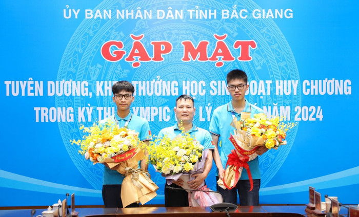 Trương Phi Hùng (ngoài cùng bên trái) và Thân Thế Công (ngoài cùng bên phải) cùng thầy giáo hướng dẫn. Ảnh: NVCC. vàng.jpg