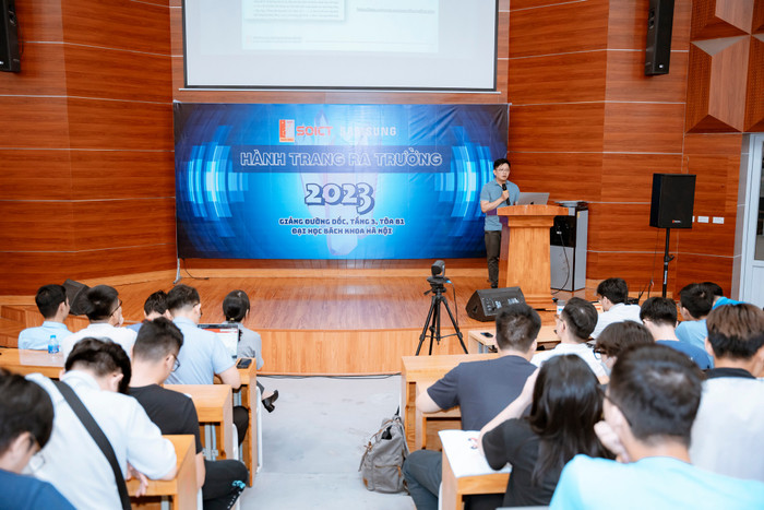 Tiến sĩ Trịnh Văn Chiến trong một buổi chia sẻ cùng sinh viên năm cuối Trường Công nghệ thông tin và Truyền thông, Đại học Bách khoa Hà Nội. Ảnh: NVCC Anh2.jpg