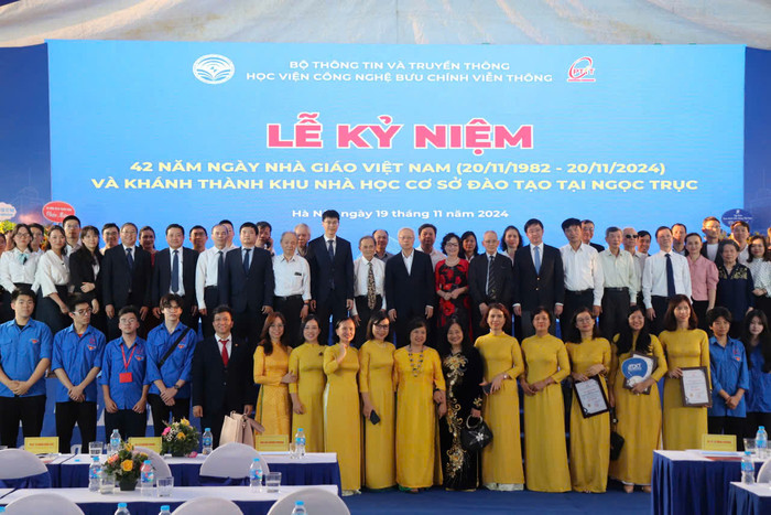 Các đại biểu, các thầy cô, sinh viên Học viện Công nghệ Bưu chính Viễn thông chụp ảnh lưu niệm. Ảnh: Thùy Trang. z6049146171754_f314c44e879adab2131904da1798bd79.jpg