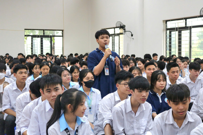 Các em học sinh liên tiếp đưa ra các câu hỏi cho vị diễn giả. Ảnh: Thùy Trang. GDVN_HH9.jpg