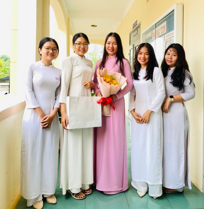 Cô Nguyễn Thị Huế (áo dài hồng) cùng các học sinh trưởng Trường Trung học phổ thông Vũng Tàu. Ảnh: Báo Bà Rịa - Vũng Tàu. images1724853_co_hue_2.jpg